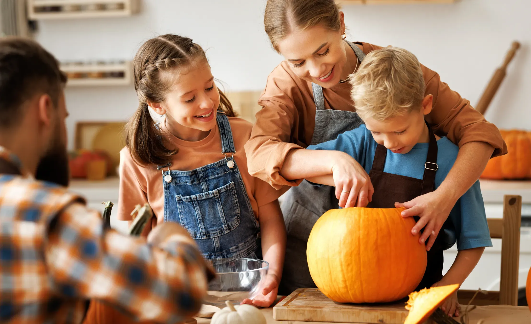 Halloween ist ideal für gruselige Familienabenteuer und besonders für Kinder ein echtes Highlight. Mit sieben schaurigen und kreativen Aktivitäten wird der Halloween-Abend zu einem unvergesslichen Erlebnis. Diese Ideen bringen Spaß und Spannung in die Feier und machen den Abend besonders.