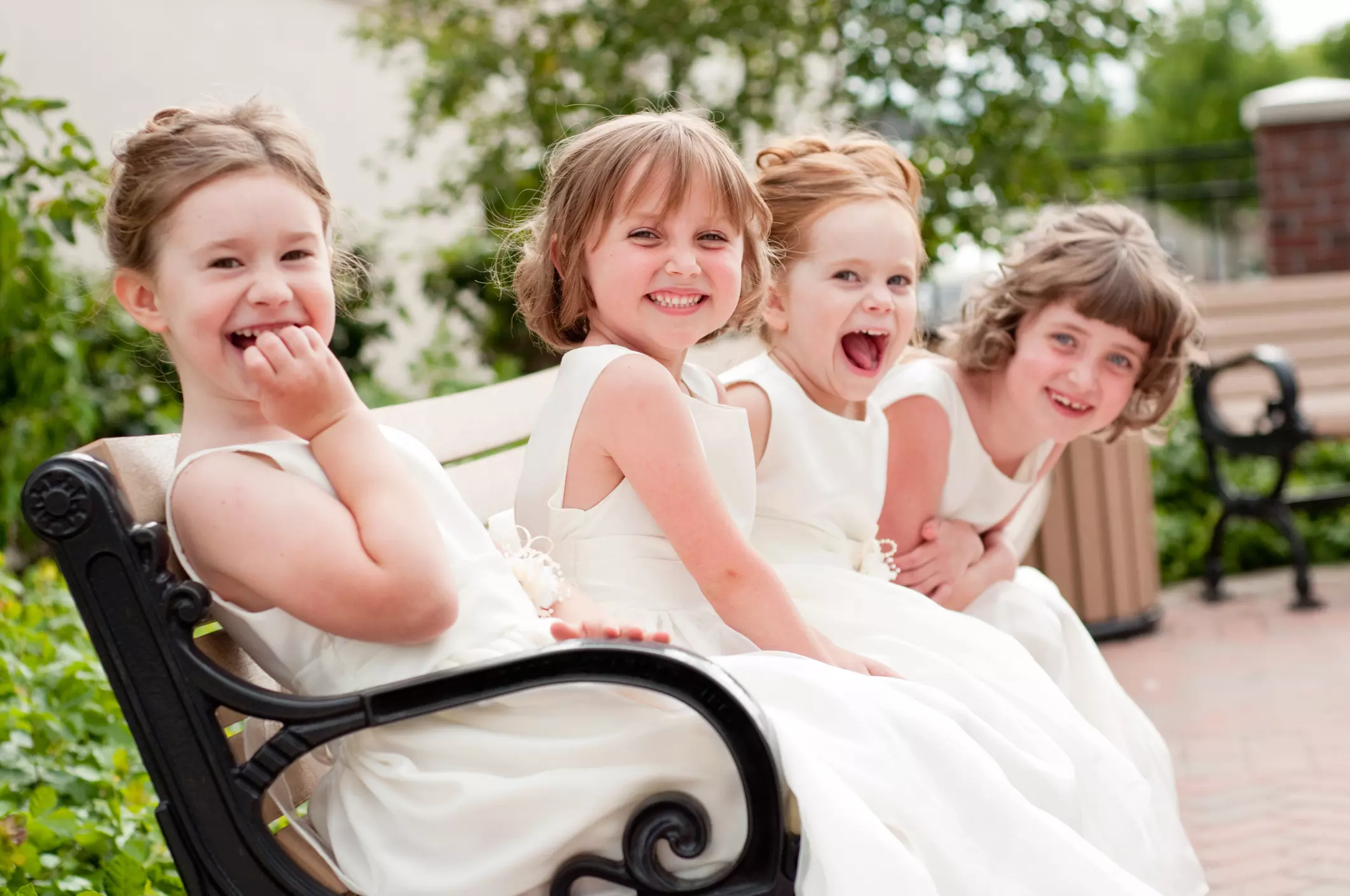 Kinder, die in einem Hochzeitsraum spielerisch beschäftigt werden, fröhlich lachen und kreative Aktivitäten genießen, während ihre Eltern sich auf die Feierlichkeiten konzentrieren können.