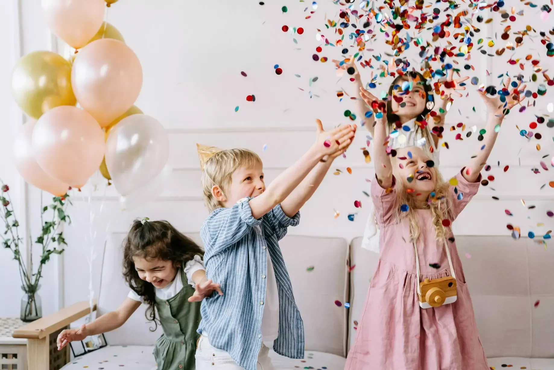 Feiere den Kindergeburtstag drinnen mit Spaß und Kreativität - 10 Ideen gegen Regenwolken