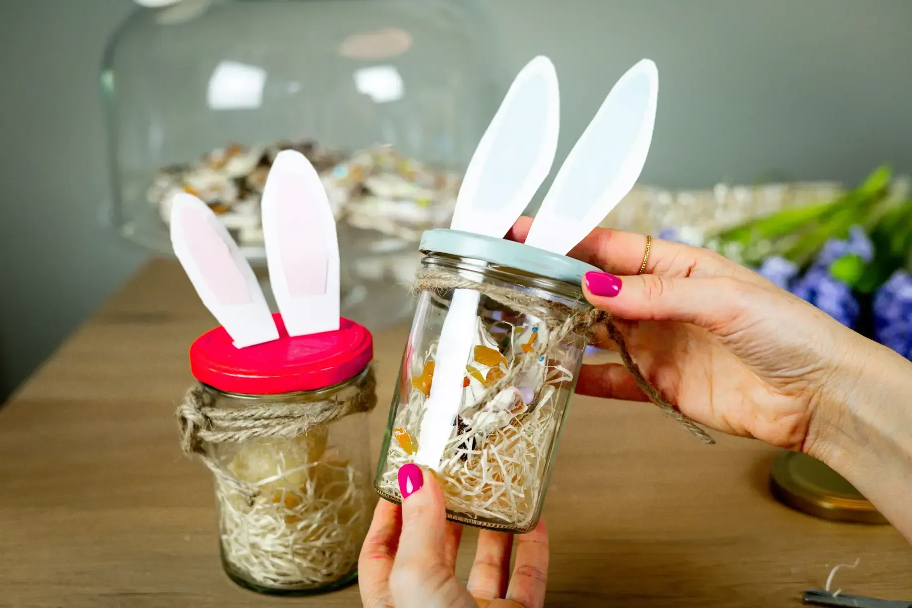 DIY Osternester im Glas - Einfach und kreativ mit bunten Hasenohren und persönlichem Etikett – ein garantiertes Lächeln beim Verschenken!