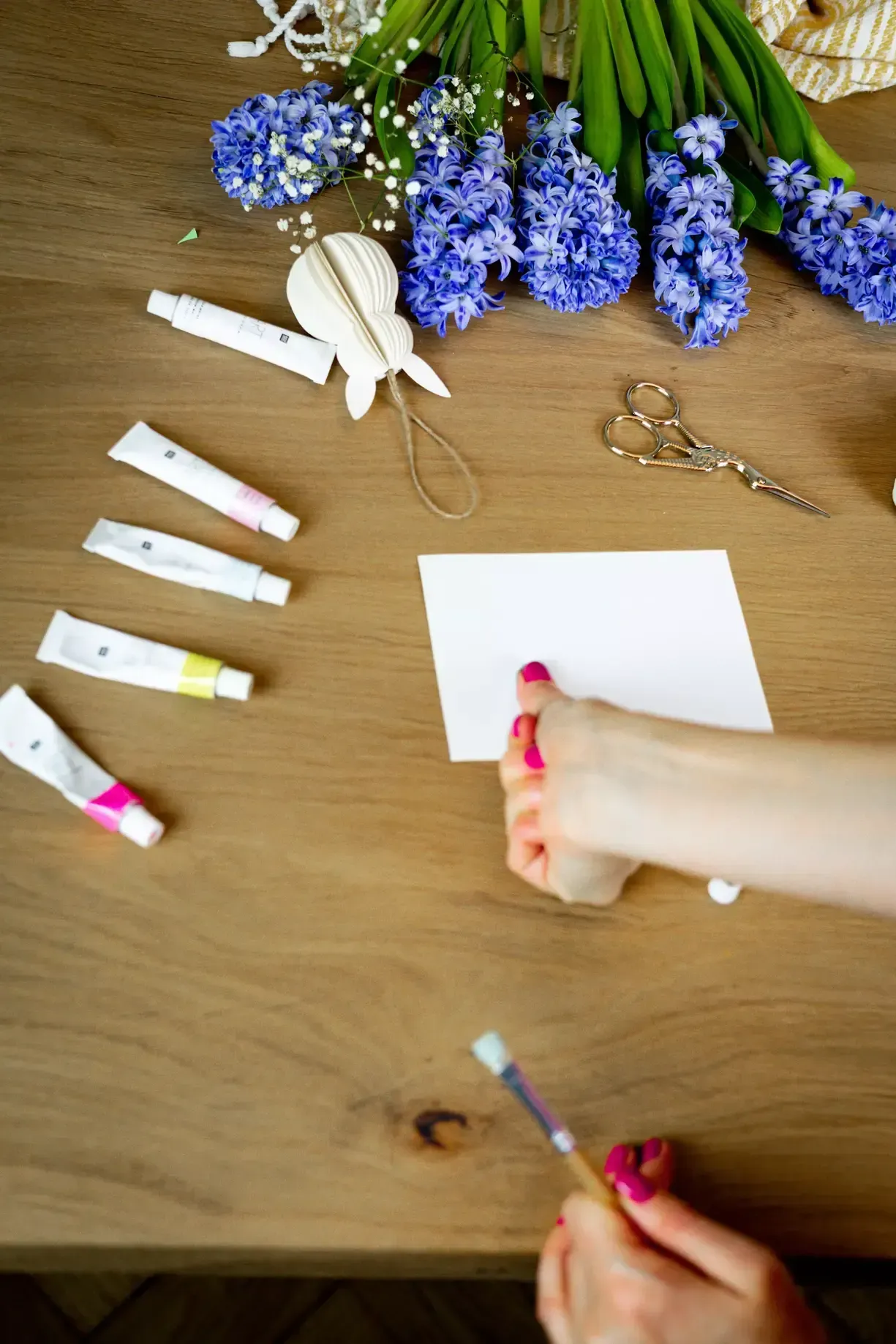 Schnelle DIY Osterkarten mit Kinderfingerabdrücken. Spaßiges Basteln von Osterhasen und Küken, das immer gelingt