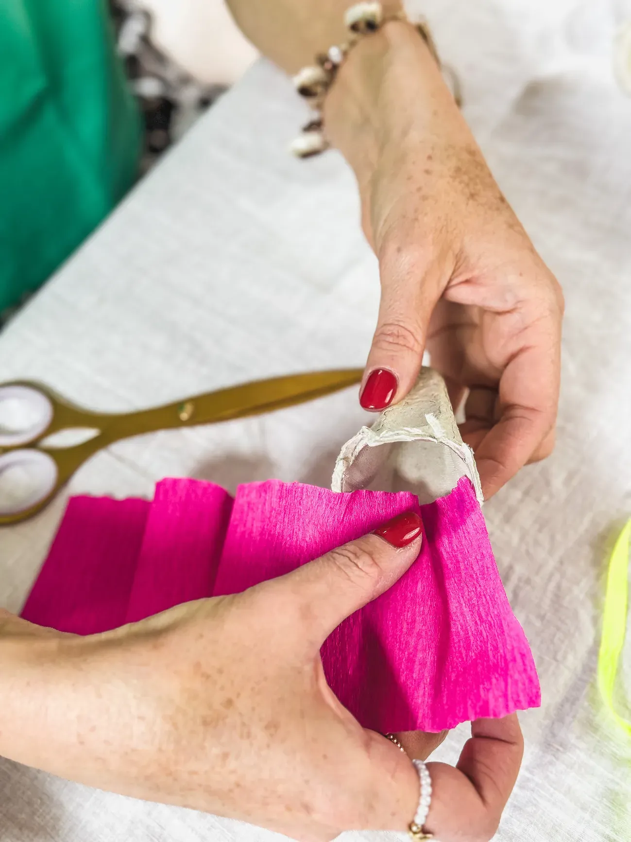 Befestige den Krepppapierstreifen innen rund um die Öffnung, um die Mini-Schultüte farbenfroh zu gestalten.