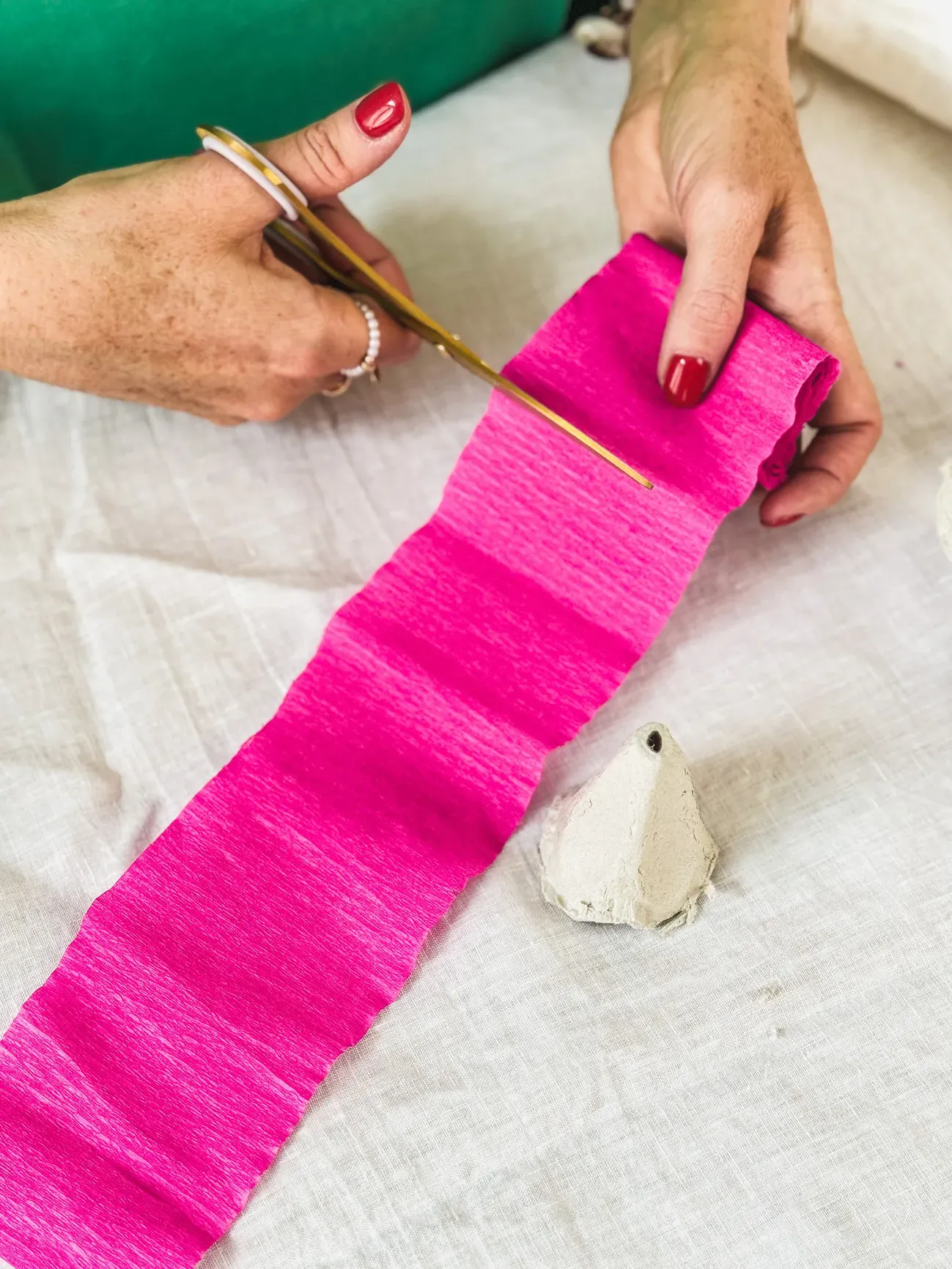 Schneide das Krepppapier in Streifen von etwa 10 cm Breite und 30 cm Länge zu, wobei für jede Mini-Schultüte ein Streifen benötigt wird.