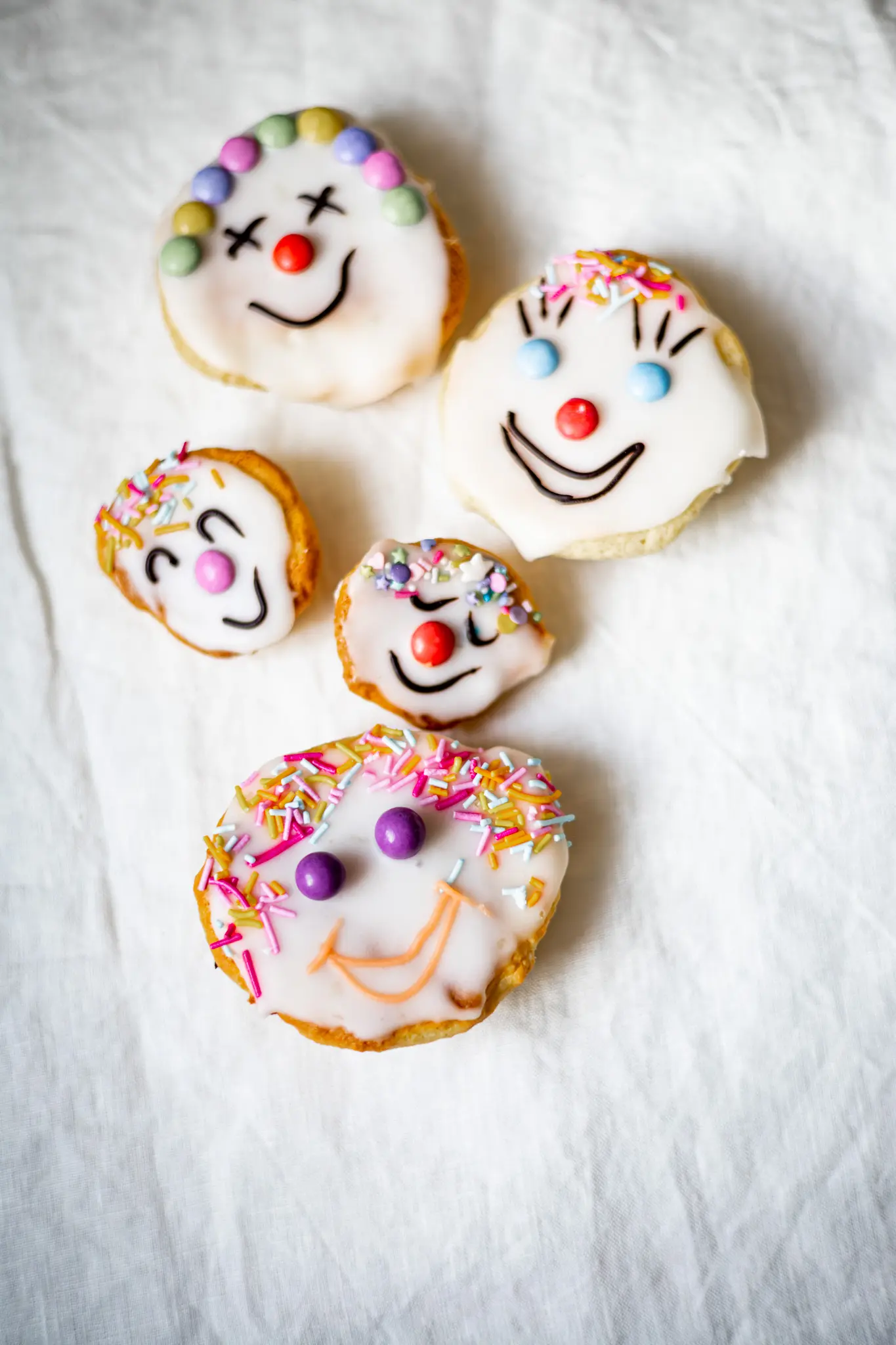 Kreativ gestaltete Clown-Muffins, eine farbenfrohe und humorvolle Variation der klassischen Muffins, garantieren, dass sie auf jeder Kinderparty zum absoluten Highlight werden.