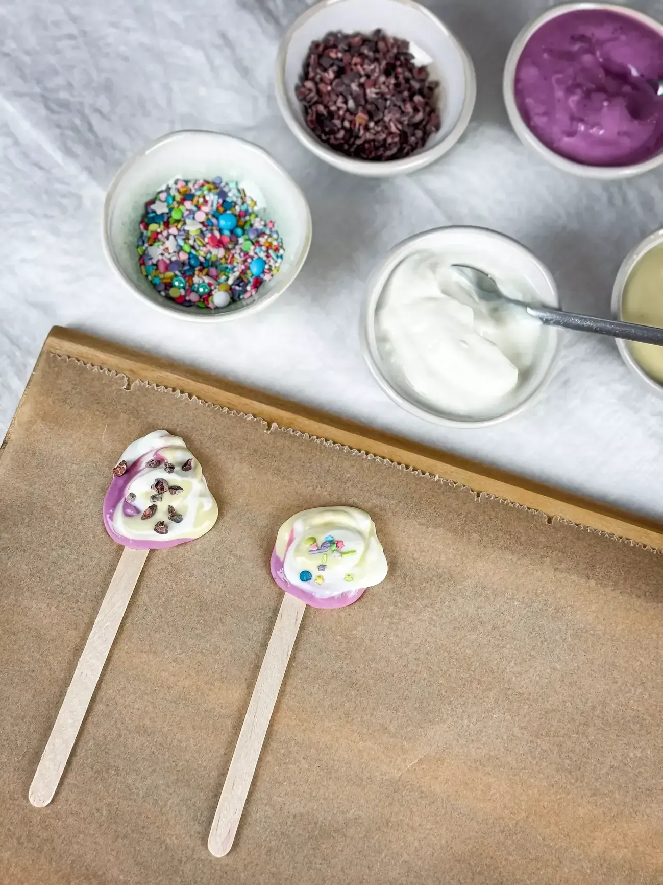 Joghurt-Eis-Sticks werden mit Joghurt, Streuseln und Schokoflocken zubereitet 