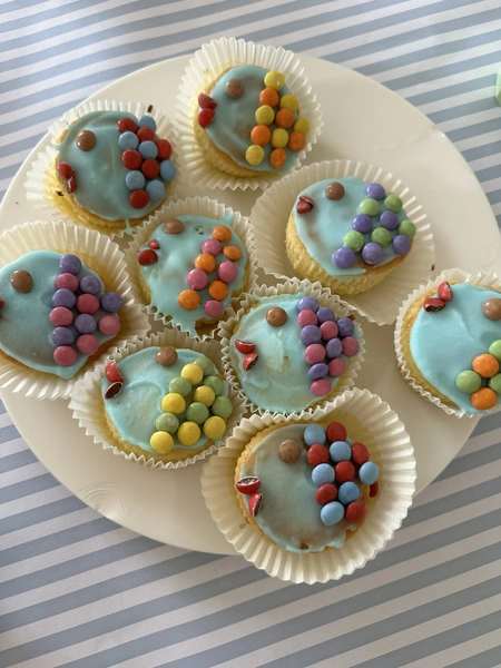 Für einen Wasser-Geburtstag werden Fisch-Muffins kreiert, indem blauer Zuckerguss als coole Wasserfarbe verwendet wird, um Schuppen und Augen zu dekorieren. Ergänzt wird das Fest durch Servietten, Trinkhalme und Girlanden in Blau- und Türkistönen, die die fröhliche Wasserdeko komplett machen.