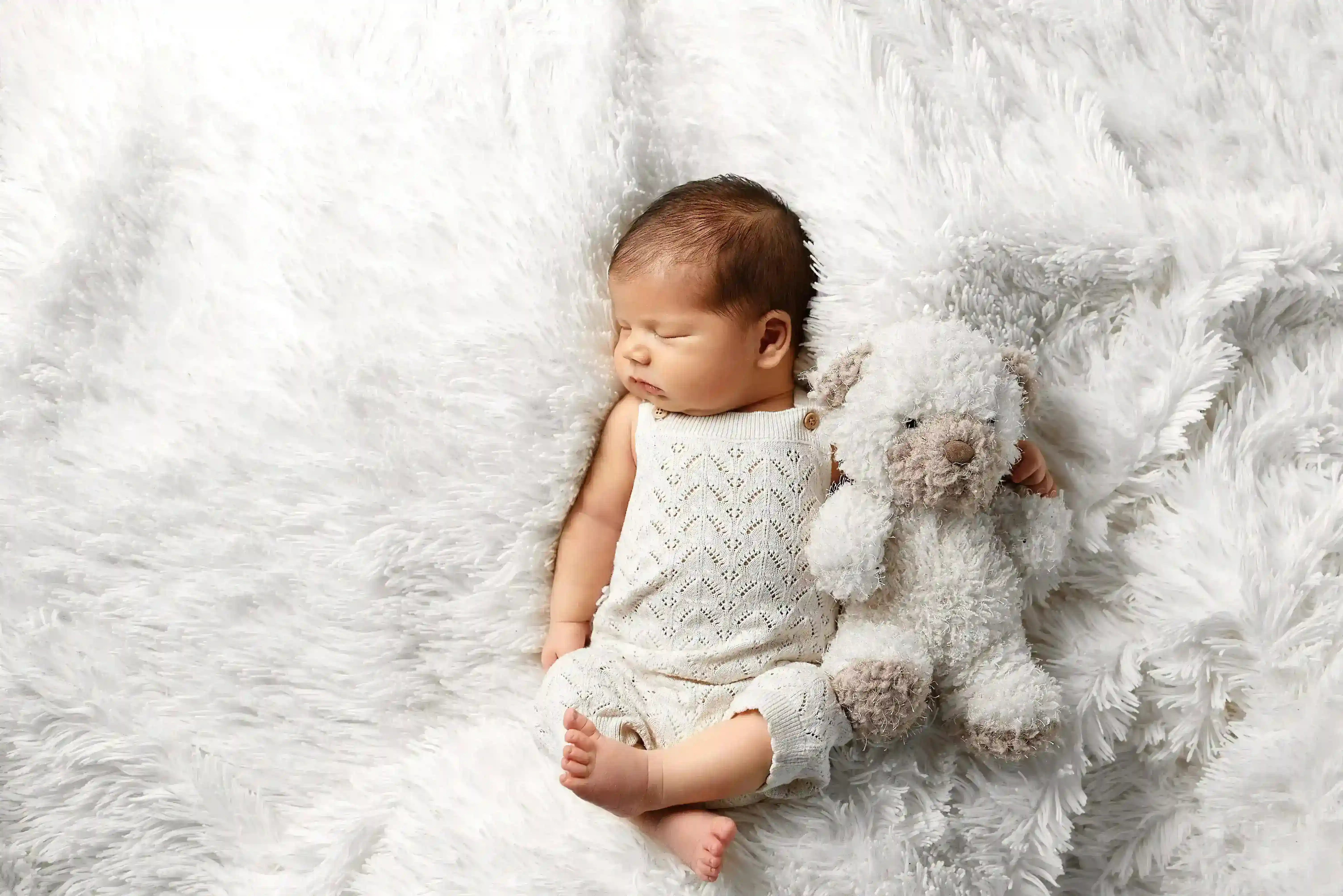 Die ersten Tage mit einem Neugeborenen sind magisch – winzige Finger, staunende Augen, dieser besondere Babyduft. Statt teurer Fotoshootings lassen sich mit ein paar einfachen Tipps und dem Smartphone wunderschöne, fast professionelle Babyfotos ganz entspannt selbst aufnehmen.